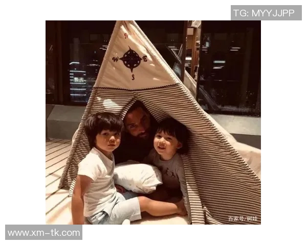 儿子与足球明星亲密合影展现梦想与偶像的美好瞬间